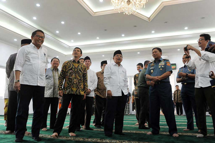 Wapres Jusuf Kalla didampingi Menkominfo Rudiantara meninjau Masjid Muhaiminurrais.
