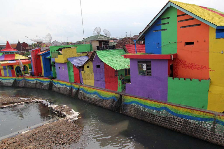 Suasana kampung warna warni di Kalilo, Banyuwangi.
