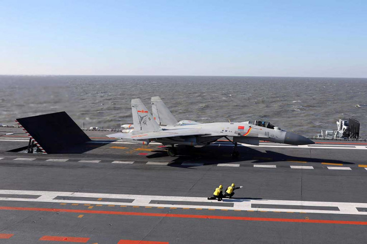Sebuah jet tempur J-15 bersiap-siap untuk lepas landas dari dek kapal induk Liaoning.