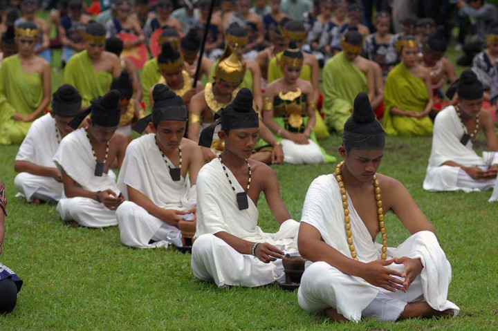 Seniman menampilkan Sendratari Kirab Niti Laku Mahakarya Burubudur pada pembukaan Borobudur Cultural Feast 2016 di Taman Lumbini, Kawasan Taman Wisata Candi Borobudur, Magelang, Jawa Tengah, Sabtu (17/12/2016). 