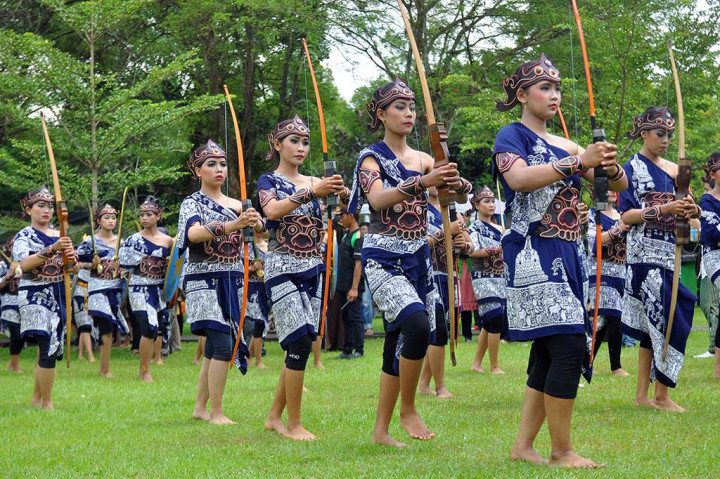 Seniman menampilkan Sendratari Kirab Niti Laku Mahakarya Burubudur pada pembukaan Borobudur Cultural Feast 2016 di Taman Lumbini, Kawasan Taman Wisata Candi Borobudur, Magelang, Jawa Tengah, Sabtu (17/12/2016). 