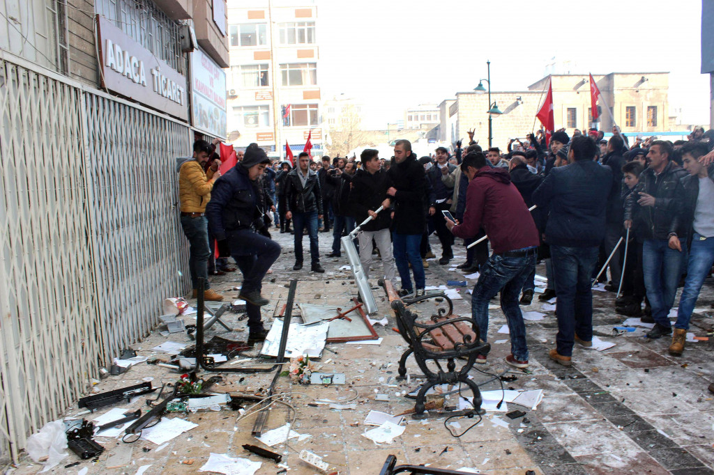 Kantor berita Turki melaporkan bahwa bus itu sedang berhenti di lampu merah di luar gerbang depan Universitas Erciyes di Kayseri, ketika sebuah mobil datang ke samping bus tersebut lalu meledak.