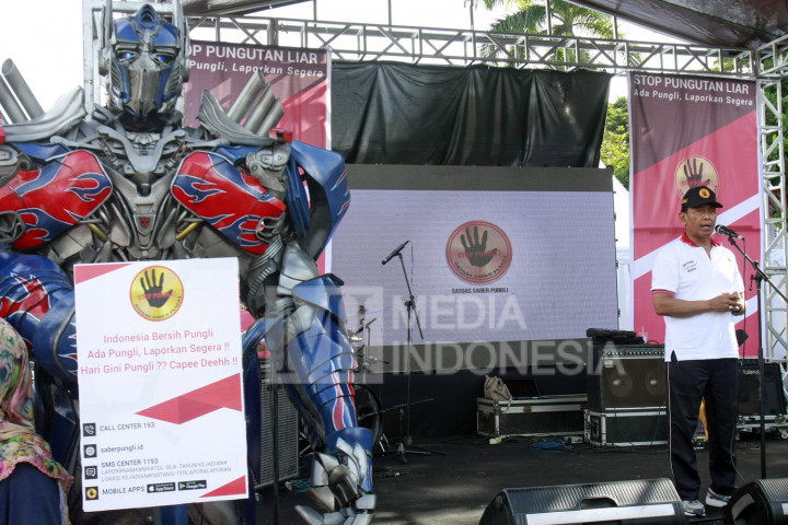 Menkopolhukam Wiranto menyampaikan sambutan sekaligus membuka kampanye budaya anti pungutan liar (pungli) di area Car Free Day (CFD).