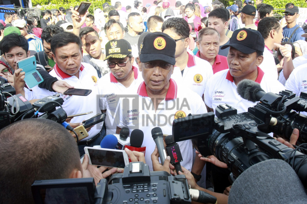 Menkopolhukam Wiranto menjawab pertanyaan wartawan usai membuka kampanye budaya anti pungutan liar (pungli) di area Car Free Day (CFD).