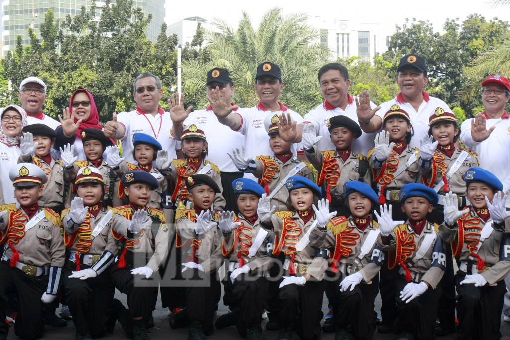 Menkopolhukam Wiranto berfoto bersama dengan polisi cilik dan perwakilan dari berbagai instansi saat kampanye budaya anti pungutan liar (pungli) di area Car Free Day (CFD).