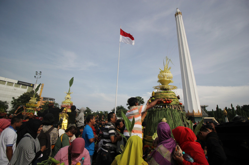 Warga berebut gunungan saat Grebeg Maulud.