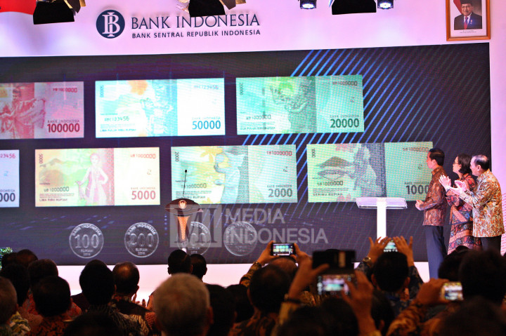 Presiden RI Joko Widodo (kiri) bersama Menteri Keuangan Sri Mulyani Indrawati (tengah) dan Gubernur Bank Indonesia Agus Marto Wardojo saat peresmian mata uang Rupiah baru di Bank Indonesia, Jakarta.