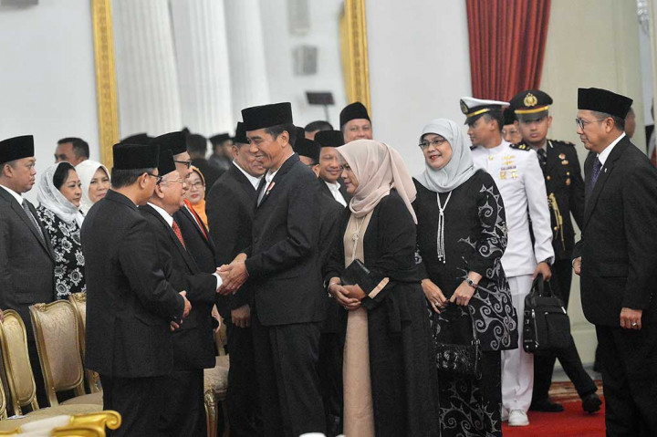 Presiden Joko Widodo didampingi Ibu Negara Iriana Joko Widodo (ketiga kanan), Menag Lukman Hakim Saifuddin (kanan) berjabat tangan dengan Ketua MUI Ma'ruf Amin (kedua kiri) serta Ketua MPR Zulkifli Hasan (kiri) saat menghadiri Peringatan Maulid Nabi Muhammad SAW di Istana Negara, Jakarta, Senin malam. 