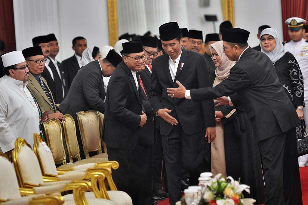 Presiden Jokowi didampingi Ibu Negara Iriana Jokowi, Menag Lukman Hakim Saifuddin, dan Ketua MPR Zulkifli Hasan menghadiri Peringatan Maulid Nabi Muhammad SAW di Istana Negara, Jakarta.