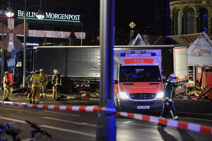 Aparat kepolisian dan petugas pemadam kebakaran melakukan penyelidikan di tempat truk tabrak kerumunan orang di pasar Natal di Berlin, Senin malam.