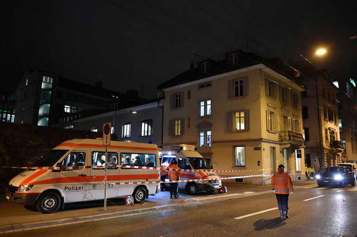Beberapa ambulans bersiaga di luar Islamic Center di Zurich, pascapenembakan yang melukai tiga orang, Senin.