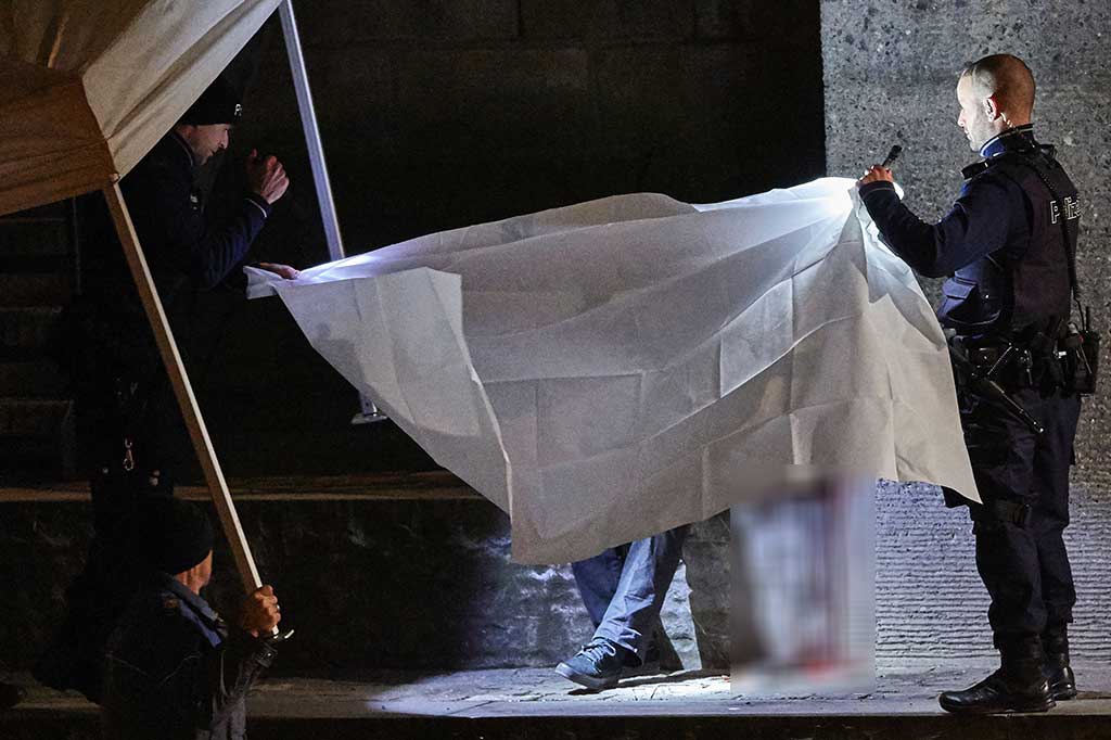 Polisi menemukan sesosok jenazah beberapa ratus meter dari tempat kejadian, tapi tidak jelas apakah itu terhubung ke penembakan yang terjadi di Islamic Centre.