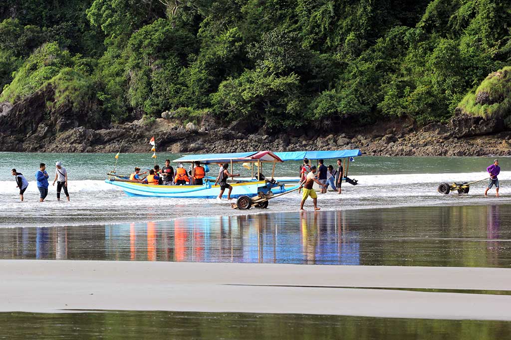 Kunjungi Destinasi Wisata Pantai Rajekwesi