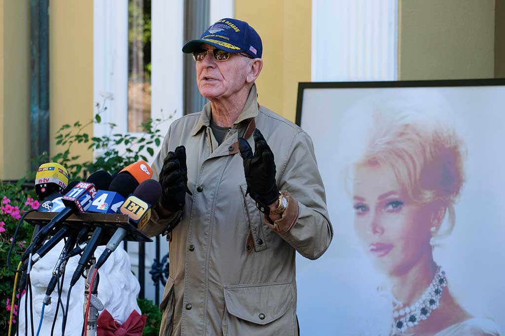 Frederic van Anhalt berbicara pada konferensi pers, satu hari setelah kematian istrinya, Zsa Zsa Gabor (foto-belakang), di rumahnya di Los Angeles, California, pada Senin (19/12/2016) waktu setempat.