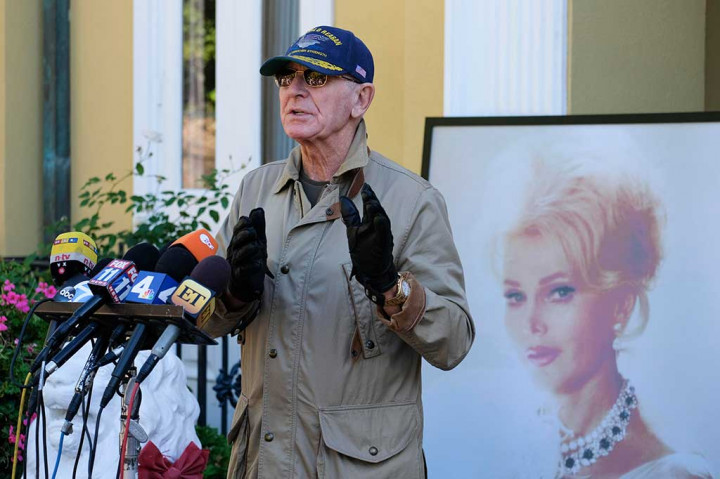 Frederic van Anhalt berbicara pada konferensi pers, satu hari setelah kematian istrinya, Zsa Zsa Gabor (foto-belakang), di rumahnya di Los Angeles, California, pada Senin (19/12/2016) waktu setempat.