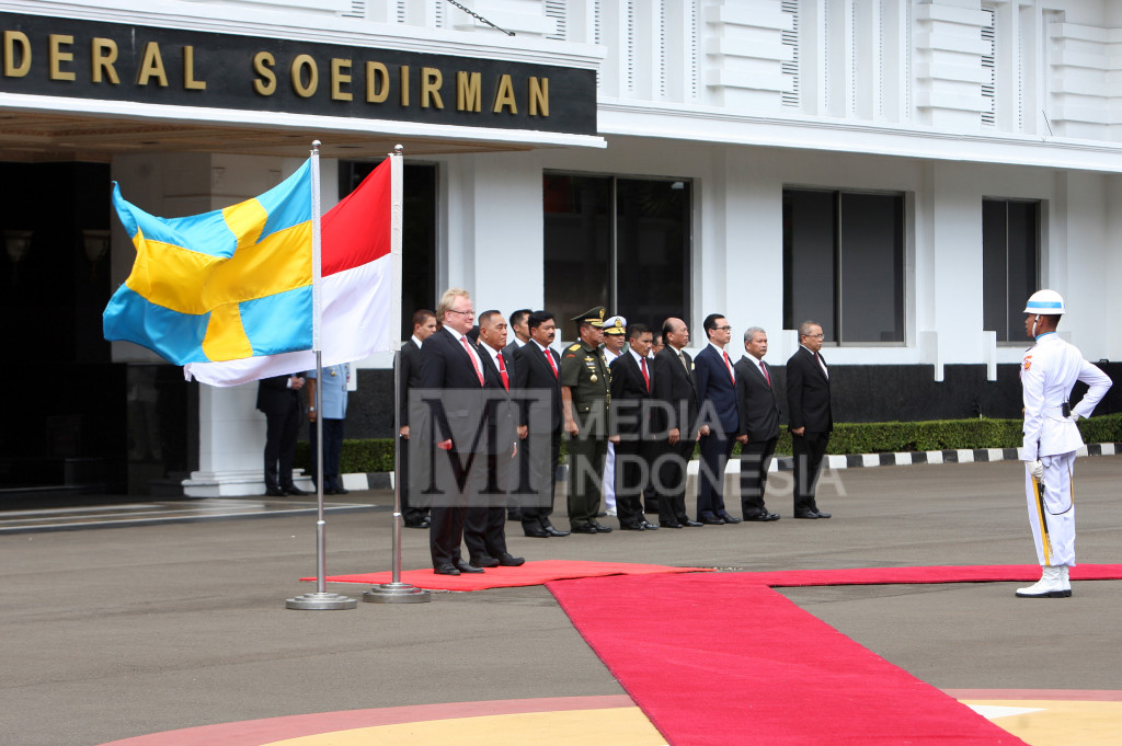 Menteri Pertahanan Kerajaan Swedia Carl Anders Peter Hultqvist disambut dengan barisan pasukan di depan Kantor Kementerian Pertahanan.
