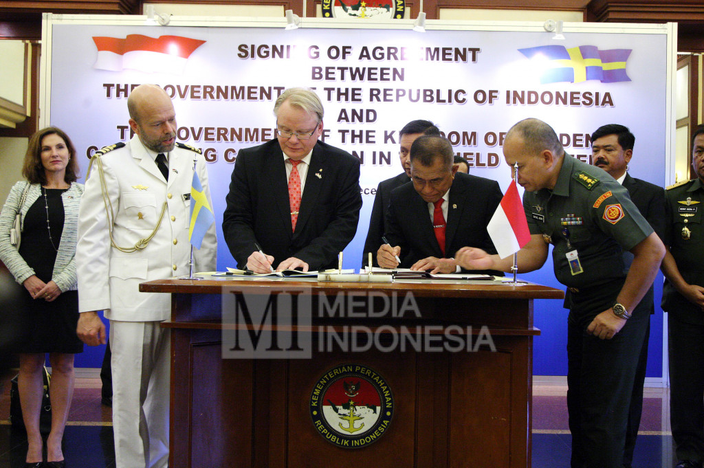 Menteri Pertahanan Republik Indonesia Ryamizard Ryacudu (kanan) dan Menteri
Pertahanan Kerajaan Swedia Carl Anders Peter Hultqvist menandatangani nota kesepahaman antar kedua negara dalam bidang pertahanan.
