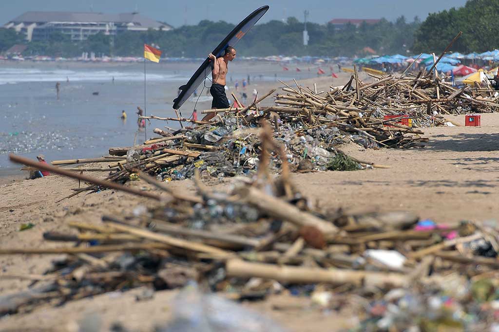 Fenomena Sampah Terdampar di Pantai Kuta