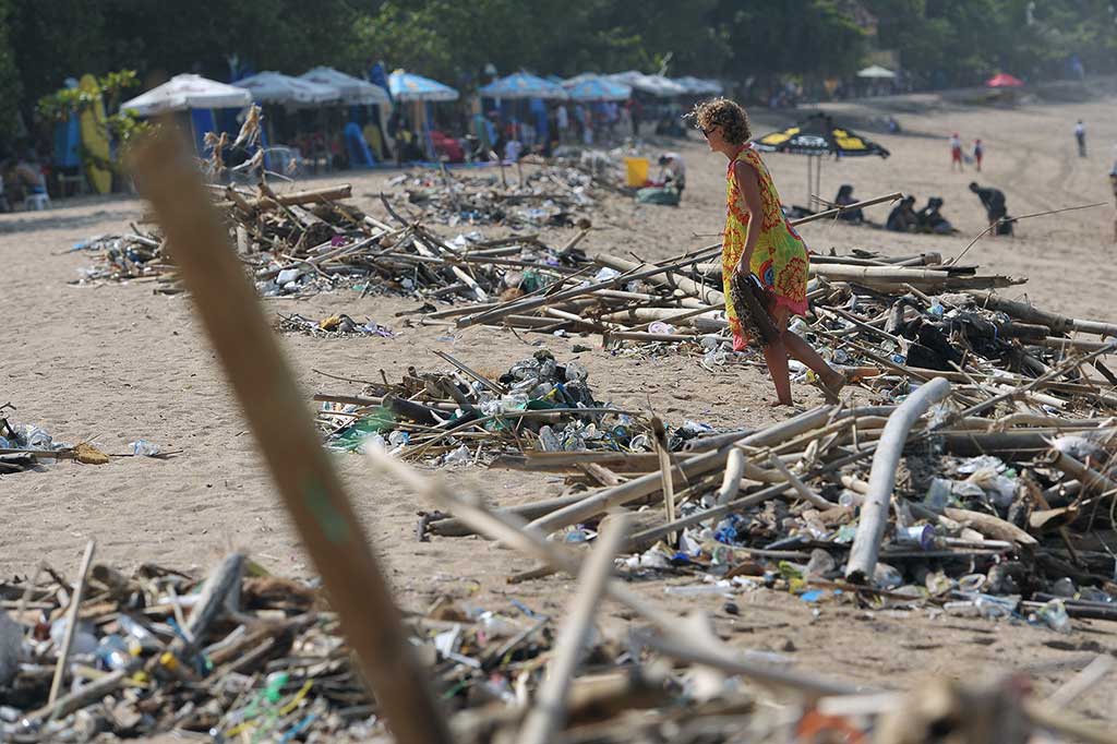 Fenomena Sampah Terdampar di Pantai Kuta