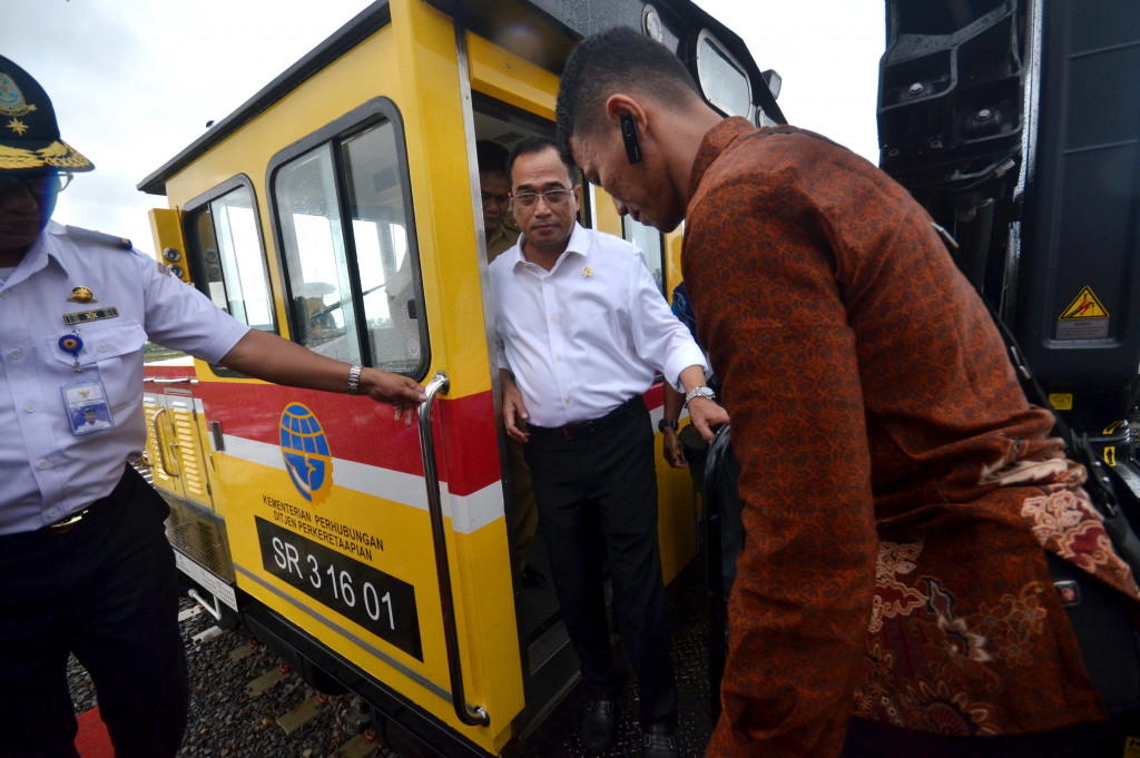 Menteri Perhubungan, Budi Karya Sumadi, meninjau progres pembangunan proyek rel kereta api Trans Sulawesi, Tanete Rilau, Barru, Sulawesi Selatan.
