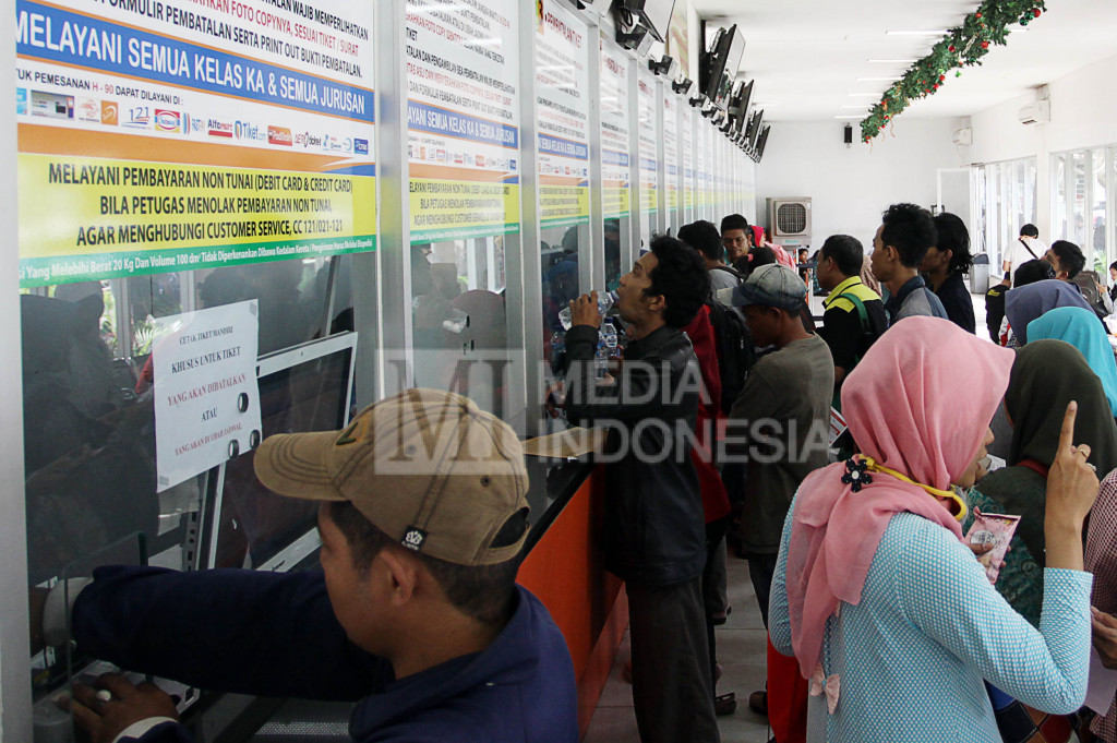 Sejumlah warga mengantre di loket tiket kereta api di Stasiun Senen, Jakarta, Selasa (20/12/2016).