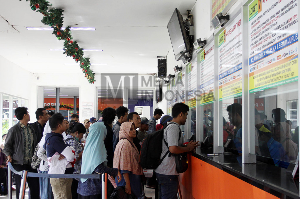 Sejumlah warga mengantre di loket tiket kereta api di Stasiun Senen, Jakarta, Selasa (20/12/2016).