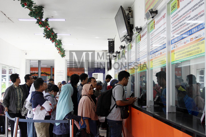 Sejumlah warga mengantre di loket tiket kereta api di Stasiun Senen, Jakarta, Selasa (20/12/2016).