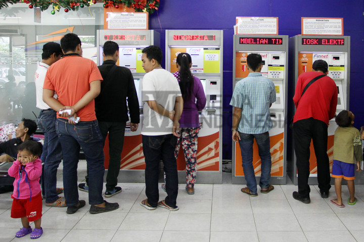Sejumlah warga mengantre di e-kiosk.