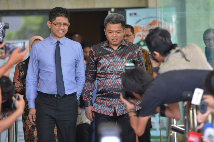 Wakil Ketua KPK Laode M Syarif (kiri) bersama Ketua KPPU Syarkawi Rauf (kanan) memberikan keterangan usai melakukan pertemuan.