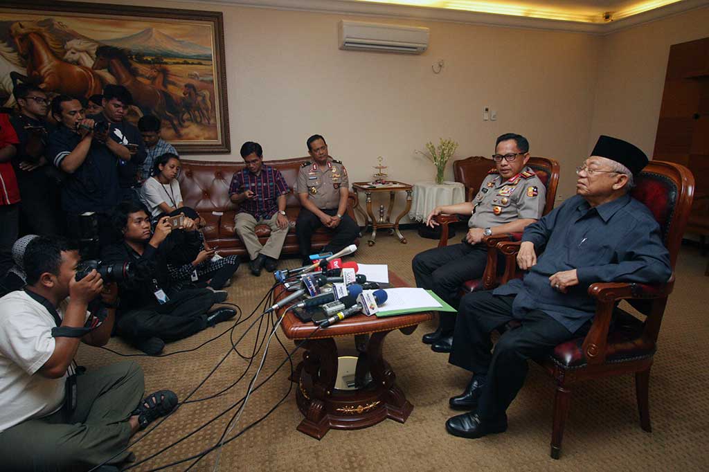 Kapolri Jenderal Tito Karnavian bersama Ketua MUI Pusat Ma'ruf Amin memberi keterangan terkait fatwa MUI tentang penggunaan atribut keagamaan non-Muslim di kediaman dinas Kapolri, di Jakarta, Selasa (20/12/2016).