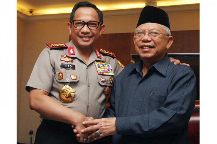 Kapolri Jenderal Tito Karnavian dan Ketua MUI Pusat Ma'ruf Amin berjabat tangan usai memberi keterangan terkait fatwa MUI tentang penggunaan atribut keagamaan non-Muslim.