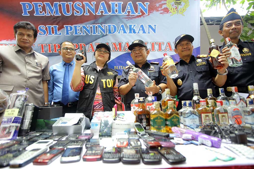 Anggota Komisi XI DPR Eva Kusuma Sundari (ketiga kiri) didampingi Kepala Kanwil Bea dan Cukai Jatim II Nirwala (ketiga kanan) menunjukkan sejumlah barang hasil sitaan yang akan dimusnahkan di Kantor Bea dan Cukai Blitar, Jawa Timur, Rabu (21/12/2016). 