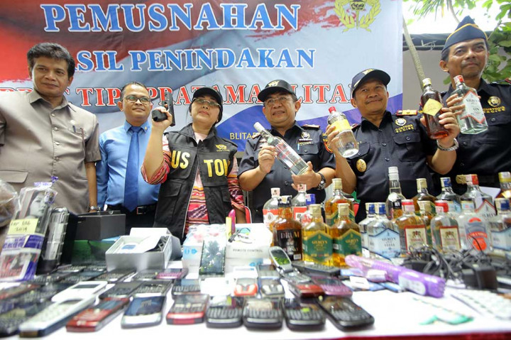 Anggota Komisi XI DPR Eva Kusuma Sundari (ketiga kiri) didampingi Kepala Kanwil Bea dan Cukai Jatim II Nirwala (ketiga kanan) menunjukkan sejumlah barang hasil sitaan yang akan dimusnahkan di Kantor Bea dan Cukai Blitar, Jawa Timur, Rabu (21/12/2016). 