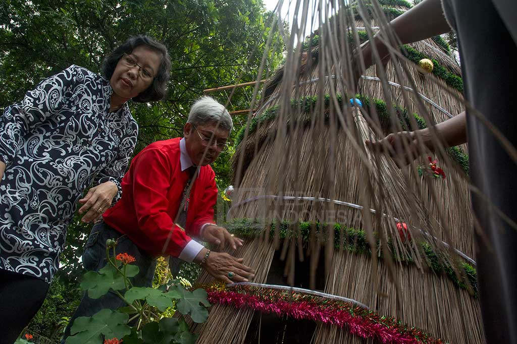 Jemaat Gereja Kristen Jawa (GKJ) Purwokerto, Jawa Tengah (Jateng) menata sapu lidi yang kemudian dijadikan pohon natal. 