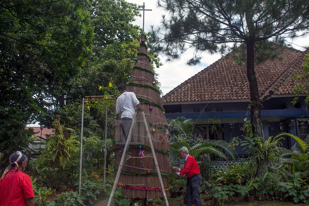 Pohon natal sengaja dibuat dari sapu lidi sebagai simbol persatuan dan kesatuan dalam kebhinekaan. 