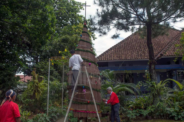 Pohon natal sengaja dibuat dari sapu lidi sebagai simbol persatuan dan kesatuan dalam kebhinekaan. 