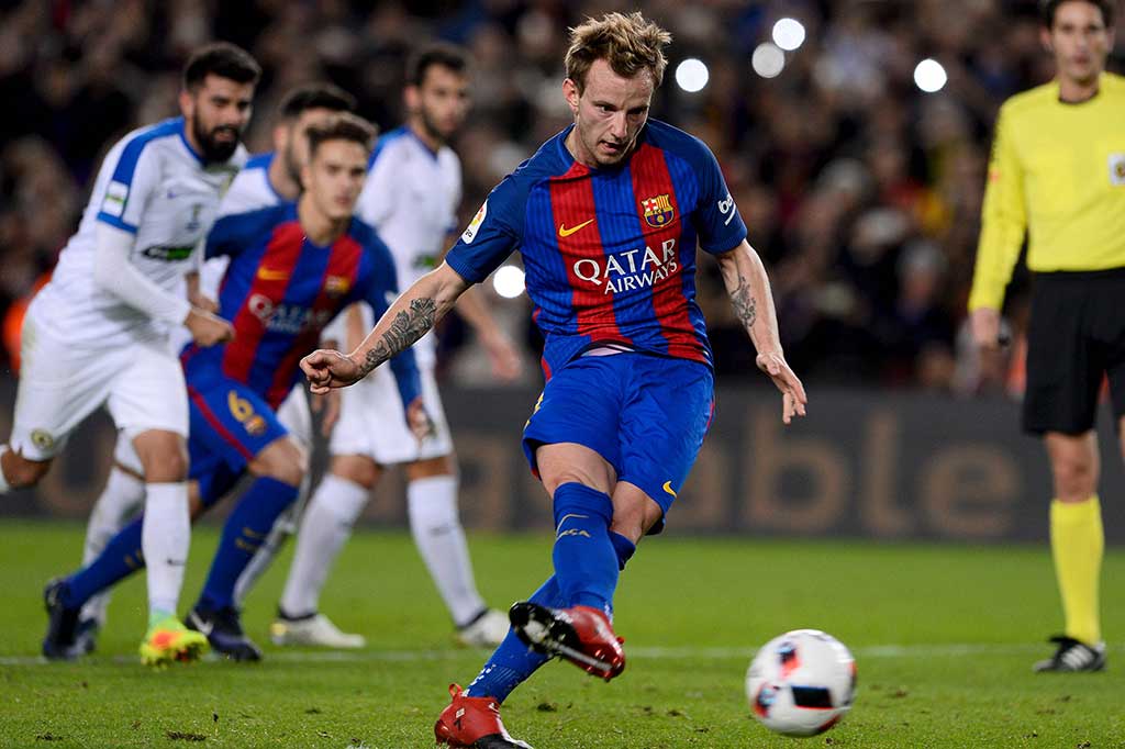 Menjelang jeda Barca menggandakan keunggulan lewat eksekusi penalti Ivan Rakitic.