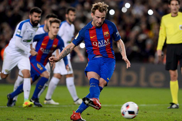 Menjelang jeda Barca menggandakan keunggulan lewat eksekusi penalti Ivan Rakitic.