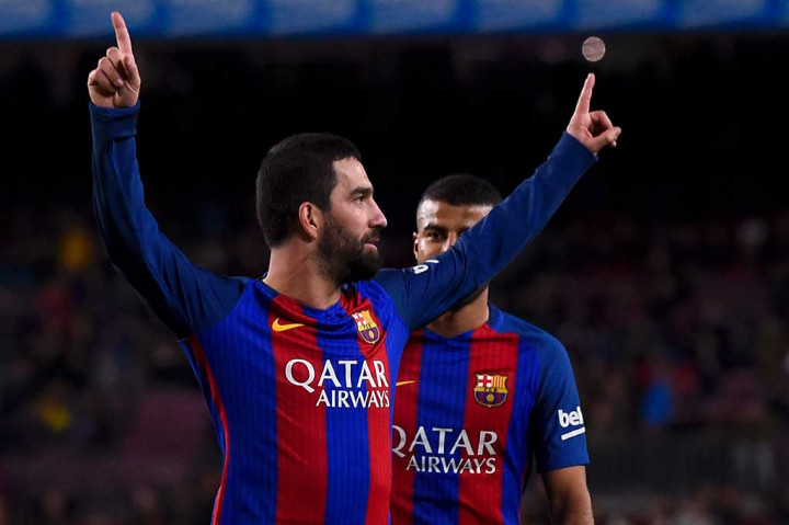 Lima menit berselang giliran Arda Turan mencatatkan namanya di papan skor.