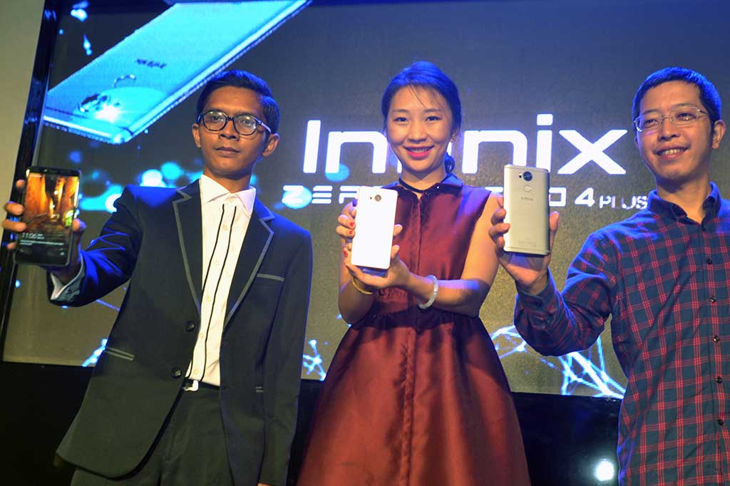 Country Manager Infinix Indonesia Marcia Sun (tengah), Marketing Manager Anis Thoha Manshur (kiri) dan VP Infinix Mobility Andi Yen menunjukkan smartphone Infinix Zero 4 dan Infinix Zero 4 plus, pada peluncurannya, di Jakarta, Rabu.