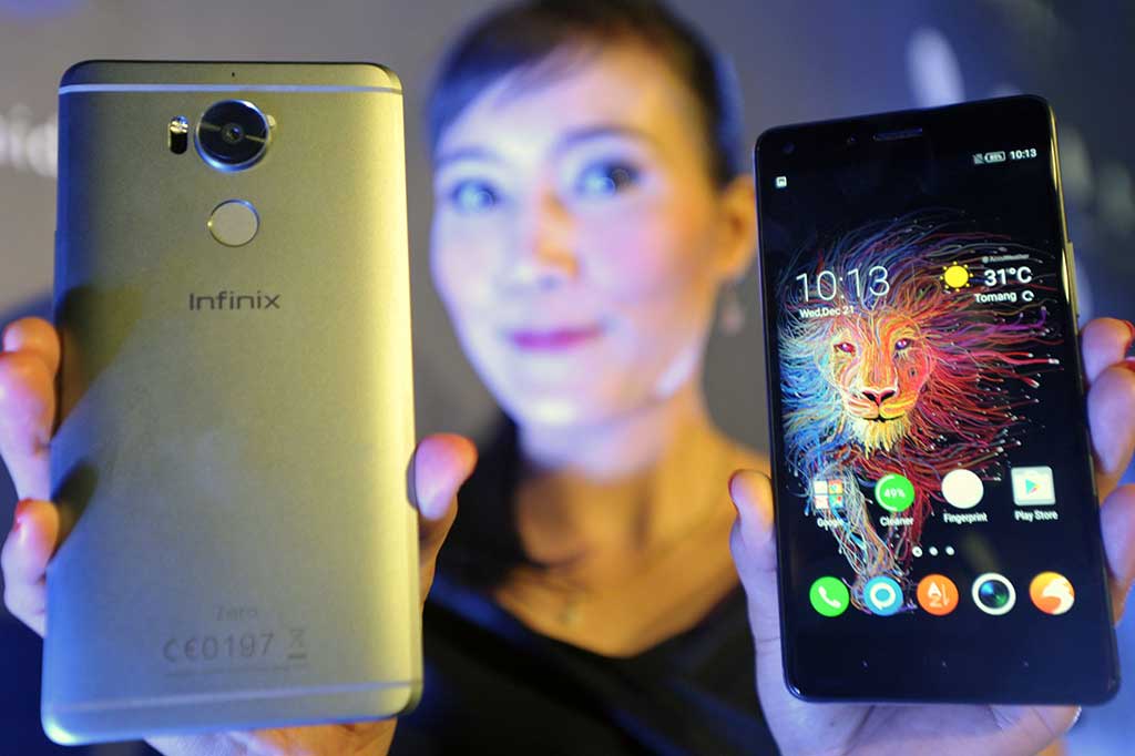 Model menunjukkan smartphone Infinix Zero 4 dan Infinix Zero 4 plus.
