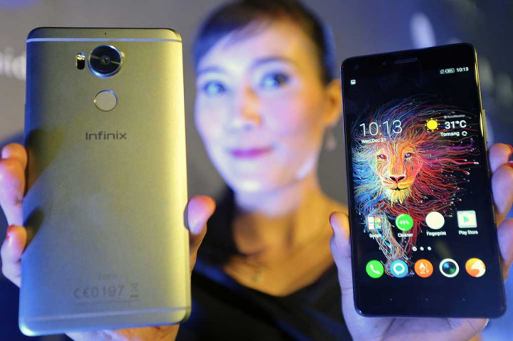 Model menunjukkan smartphone Infinix Zero 4 dan Infinix Zero 4 plus.