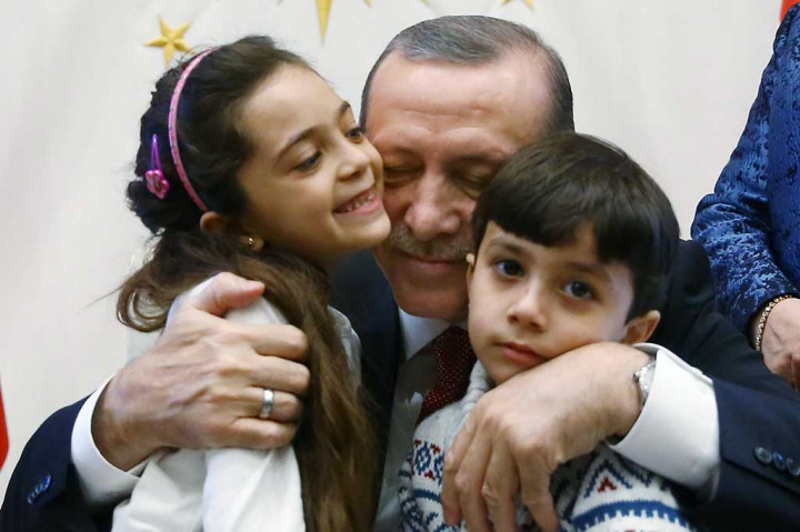 Erdogan memeluk Bana dan adiknya.