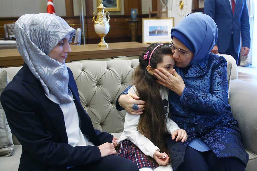 Bana mendapat ciuman dari istri Erdogan, Emine Erdogan.