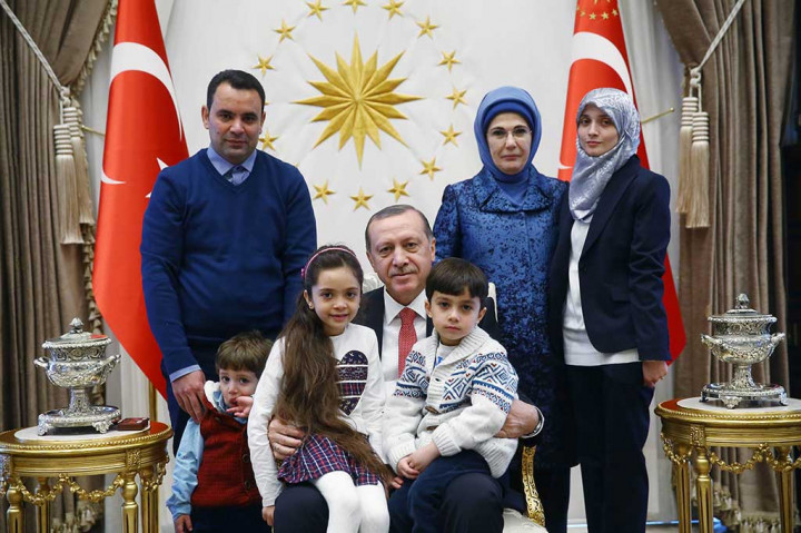 Erdogan dan istri Emine Erdogan berfoto bersama Bana beserta kedua orang tua dan saudara-saudaranya.