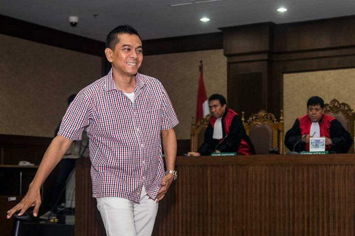 M Sanusi menghampiri penasihat hukumnya di sela-sela sidang lanjutan dengan agenda mendengarkan tanggapan jaksa terkait nota pembelaan (pleidoi).