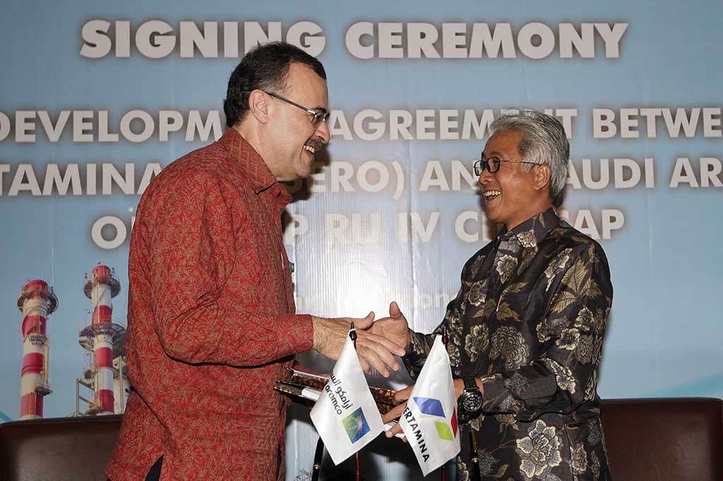 Dirut sekaligus CEO PT Pertamina (Persero) Dwi Soetjipto (kanan) berjabat tangan dengan CEO Saudi Aramco Amin Nasser usai menandatangani nota kesepahaman di Jakarta, Kamis (22/12/2016).