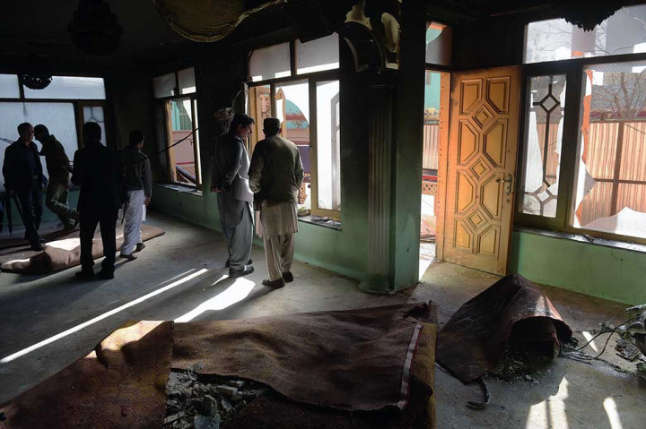 Warga memeriksa rumah anggota parlemen Afghanistan Mir Wali pascapenyerangan oleh Taliban di Kabul, Kamis (22/12/2016).