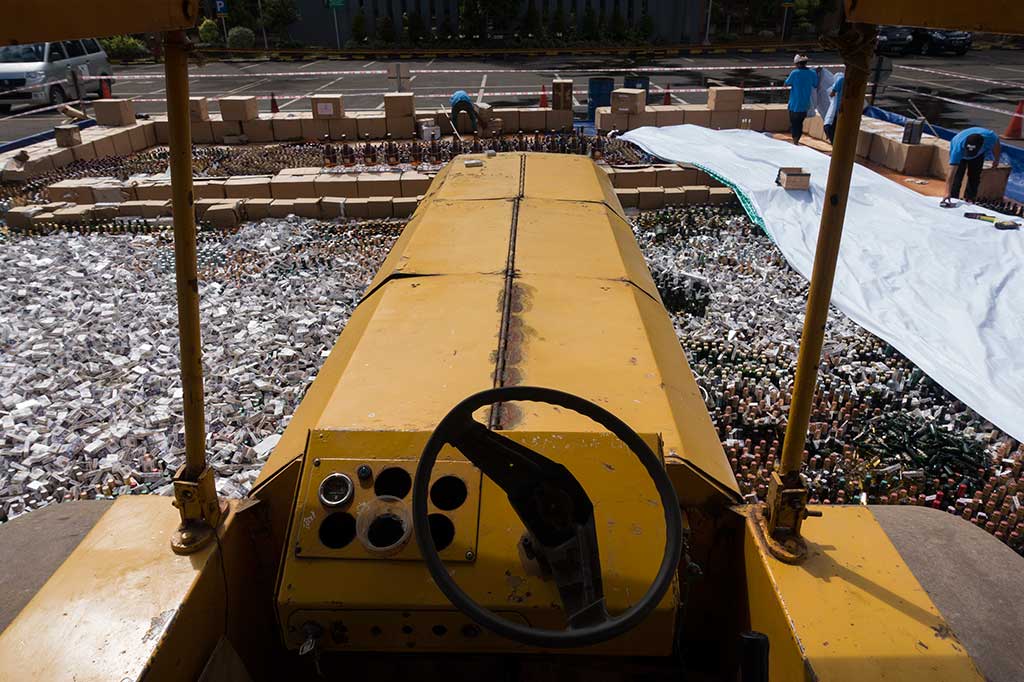 Ribuan rokok dan minuman keras tanpa label cukai digelar di halaman Kantor Pusat Ditjen Bea dan Cukai, Jakarta.