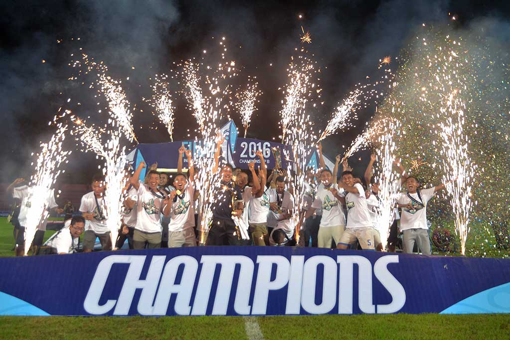 Pesepak bola PSCS Cilacap meluapkan kegembiraan mereka usai memastikan diri menjadi juara Indonesia Soccer Championship B (ISC B) 2016.
